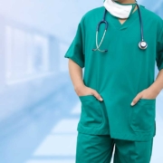 Uniformes médicos: características y prendas distintivas