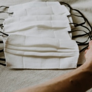 Cubrebocas plisado de tela: cómo usarlo correctamente
