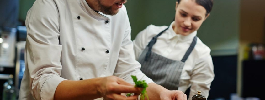 Durabilidad y resistencia en la cocina: materiales ideales para uniformes de gastronomía